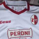 Logo che dur� per� solo due anni. Nel 2016 infatti il club pass� nelle mani di Cosmo Giancaspro che volle un nuovo cambiamento dell�effigie. Questo divent� un ovale bipartito, al cui interno erano raffigurati un gallo rosso appollaiato su un pallone vintage con accanto la scritta Bari Football Club 1908